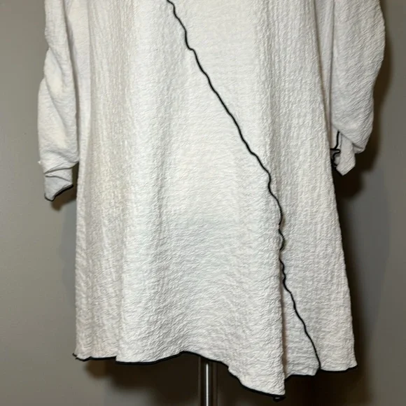 ALI MILES Asymmetrical Tunic Blouse w/ Contrasting Detail WHITE-BLACK / MEDIUM - Picture 11 of 13